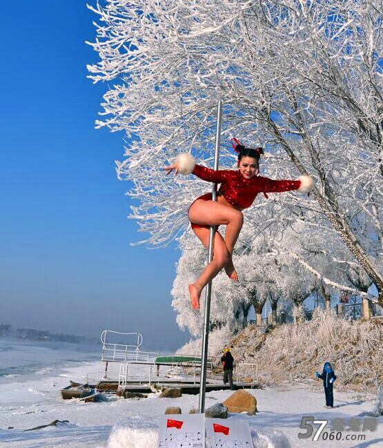 多位美女身怀绝技挑战冰雪极限