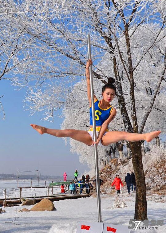 多位美女身怀绝技挑战冰雪极限