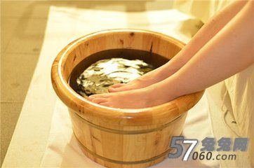 秋冬时节热水泡脚助你养生保健舒缓疲劳 秋冬时节热水泡脚助你养生保健舒缓疲劳