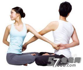 夫妻间3种双人瑜伽锻炼铸就性爱激情 夫妻间3种双人瑜伽锻炼铸就性爱激情