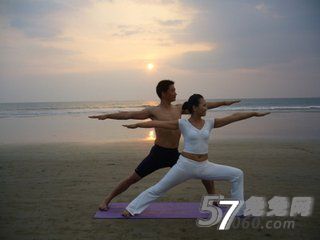 夫妻间3种双人瑜伽锻炼铸就性爱激情 夫妻间3种双人瑜伽锻炼铸就性爱激情